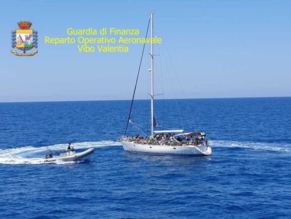 barca a vela migranti 18 giugno